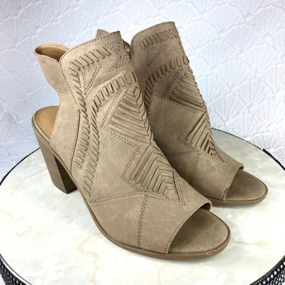Universal Thread Laser Cut Peep Toe Booties Womens 10 Tan Block Heel Cutout Zip